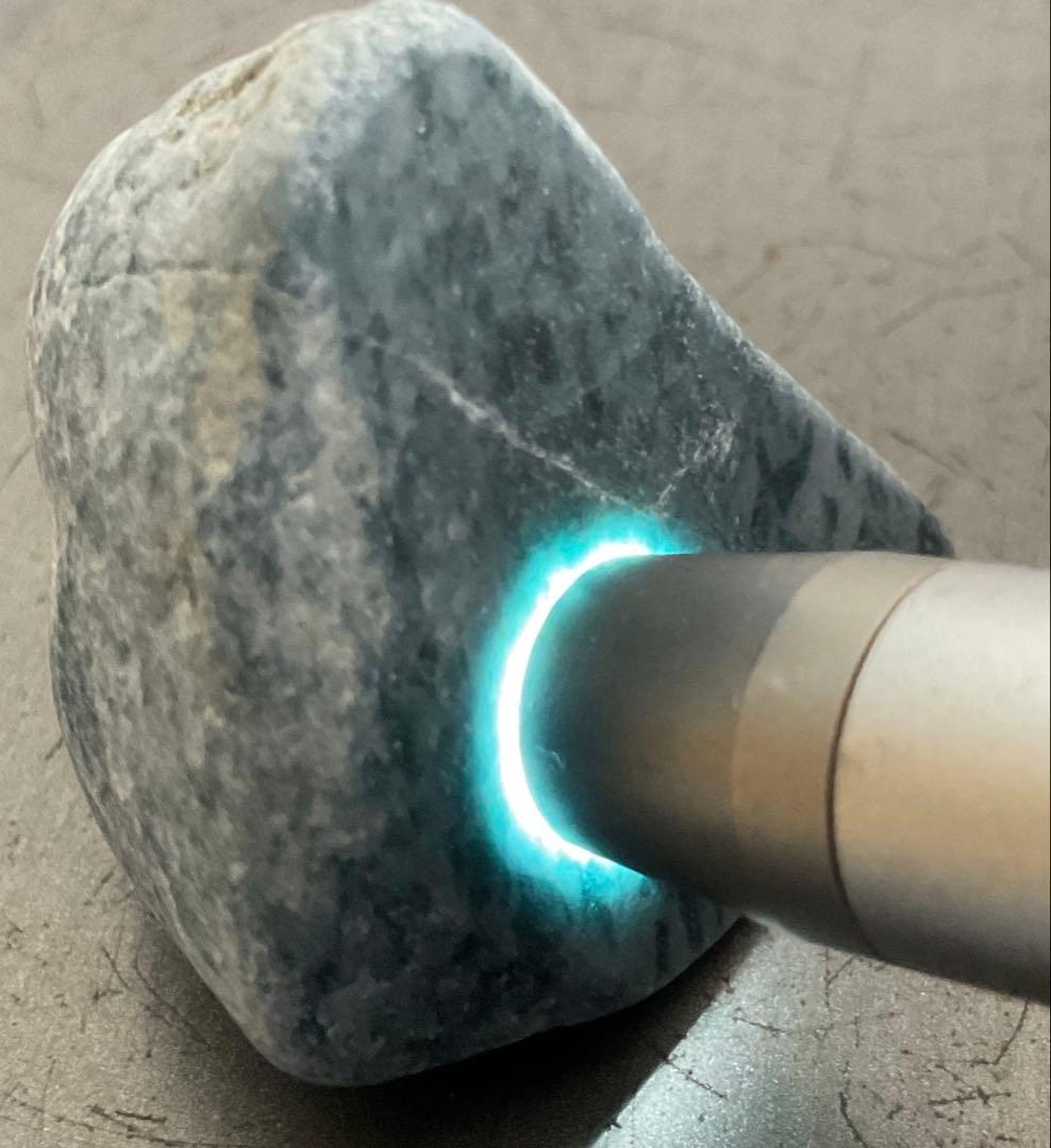 ［不思議な色］　表面にコバルト色の透過　糸魚川翡翠32g ヒスイ　ひすい 不思議な色］ 表面にコバルト色の透過 糸魚川翡翠32g ヒスイ ひすい