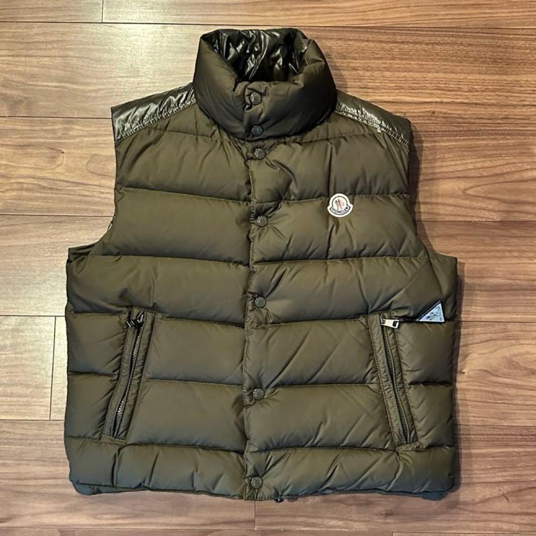 モンクレールダウンベスト カーキー 中古・古着通販】MONCLER (モンクレール) ダウンベスト 210934832105