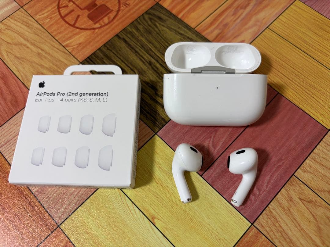 AirPods Pro 第2世代 純正イヤーチップ新品付 動作良好 キズあり Apple Apple純正 AirPods Pro (第2世代) 用 イヤーチップ 2組 ( L / M