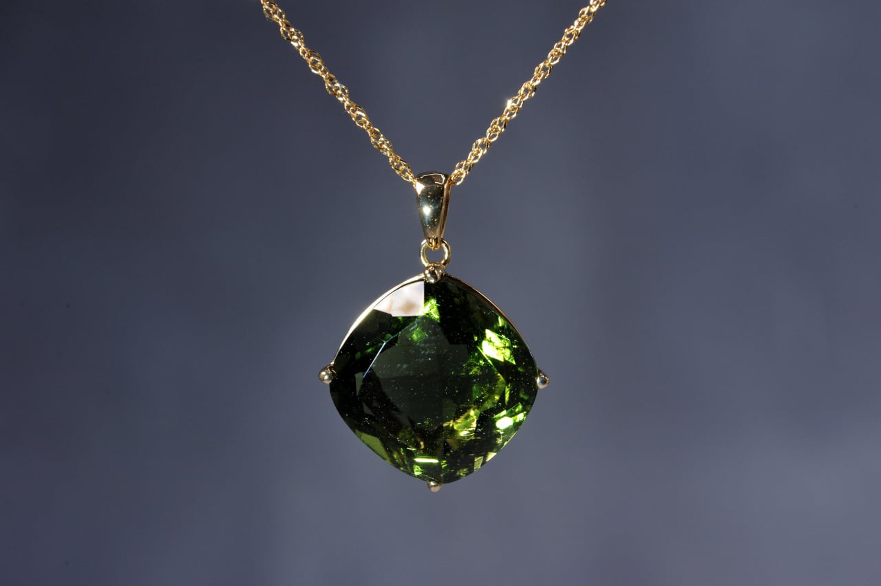 No.1232【K18】大粒 大変希少 宝石質 モルダバイト 平ドロップ トップ